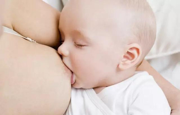 宝宝喝奶时需要注意什么 - 宝宝吃奶时的3个45度