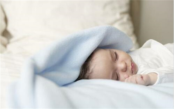 育儿嫂晚上带孩子睡眠的重要性及技巧(图2)
