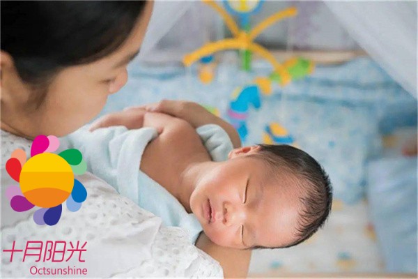 有的宝宝总睡觉不吃奶，月嫂育婴师应该怎么办？(图1)