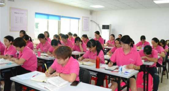 现在学育婴师培训班报名费多少钱？(图1)