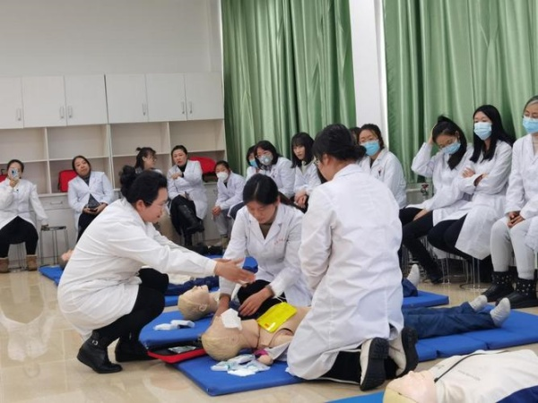 北京养老护理员为何越来越吃香?(图2) 北京养老护理员为何越来越吃香?(图2)