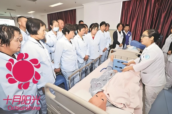 北京护工培训教材费、实操费都在学费里吗？(图1)