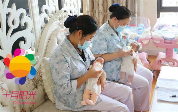 双胞胎家庭在北京找月嫂，费用与服务有何不同？(图1)